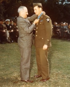 C 71 Pfc William A. Soderman receives the MOH on the White House lawn, 12 October 1945